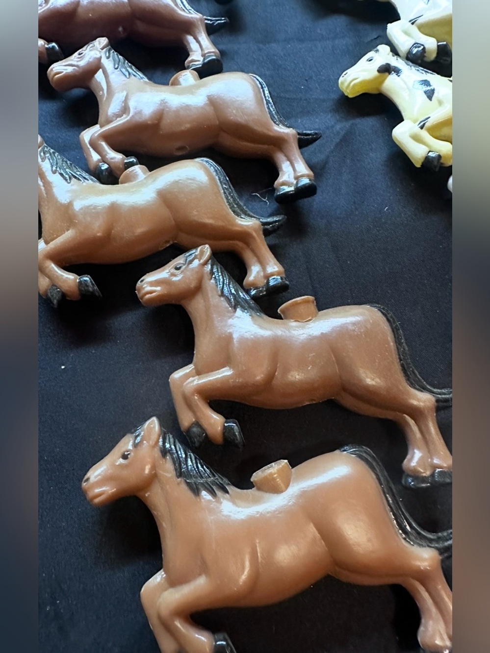 21 Assorted Horses-Yellow, Brown, White/Black Set- String of light horses - Picture 4 of 4